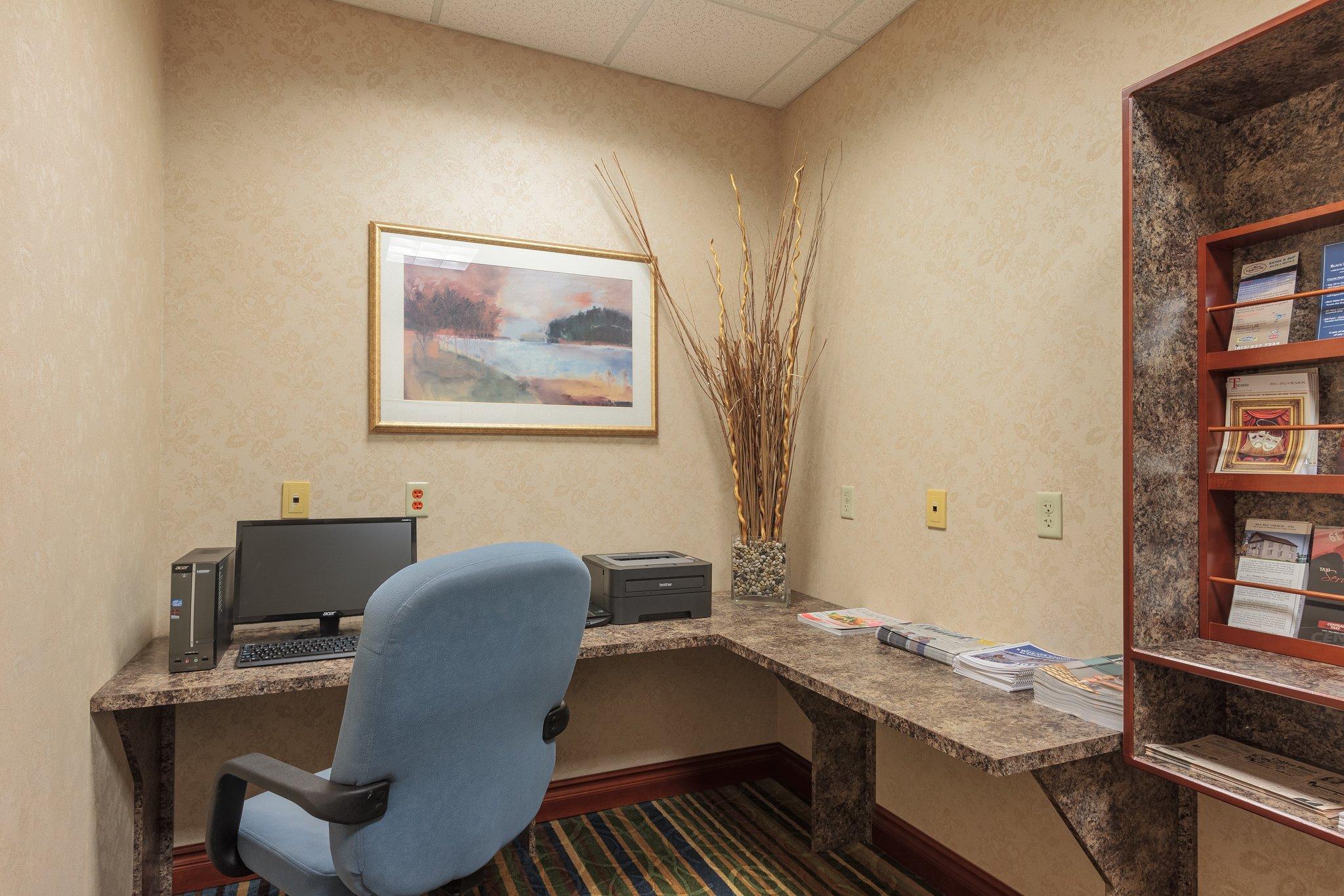 Holiday Inn Express & Suites - Belleville By Ihg Экстерьер фото