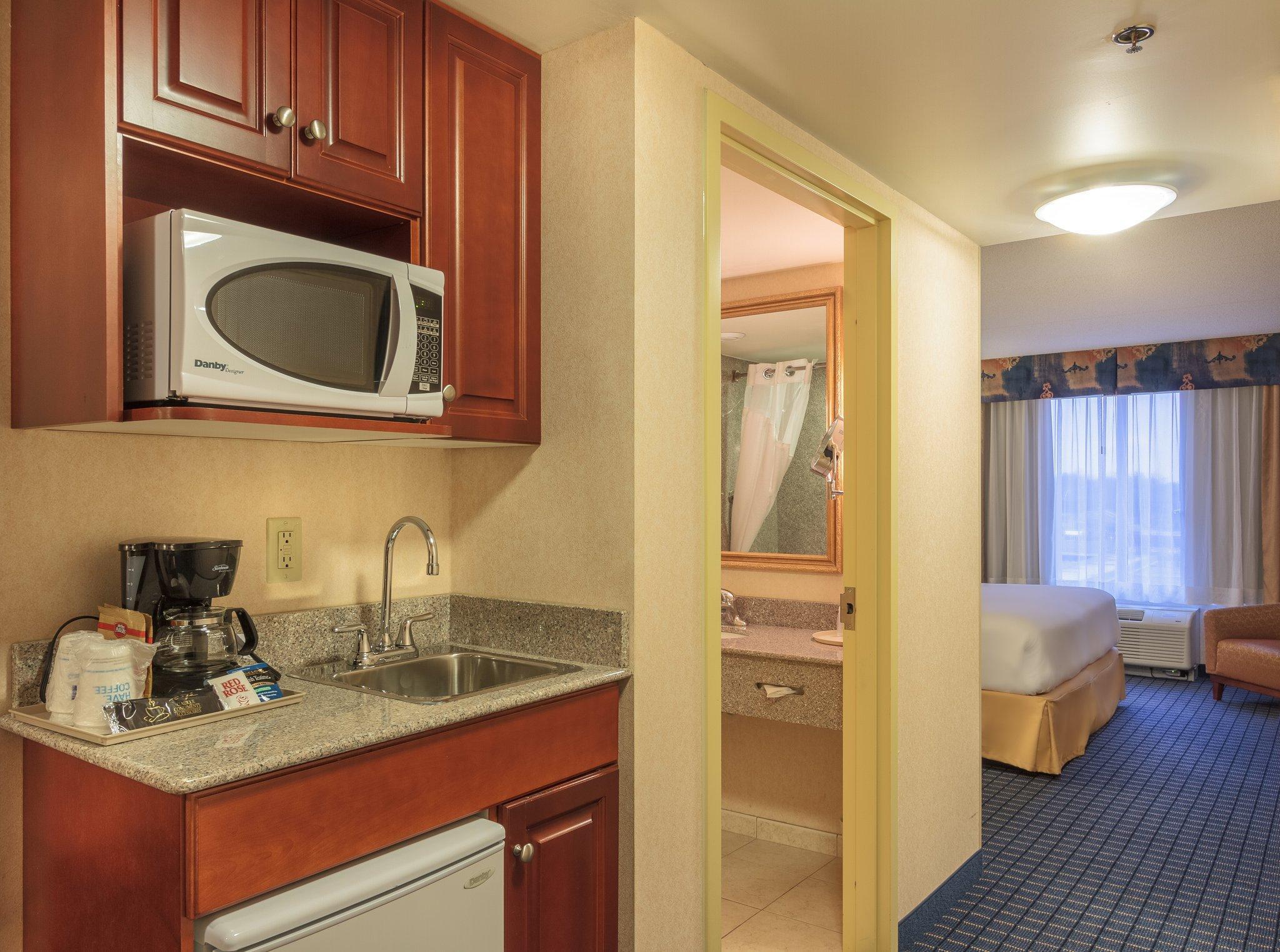 Holiday Inn Express & Suites - Belleville By Ihg Экстерьер фото