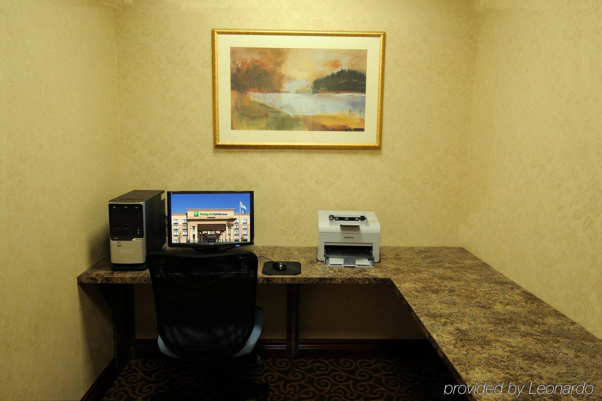 Holiday Inn Express & Suites - Belleville By Ihg Удобства фото