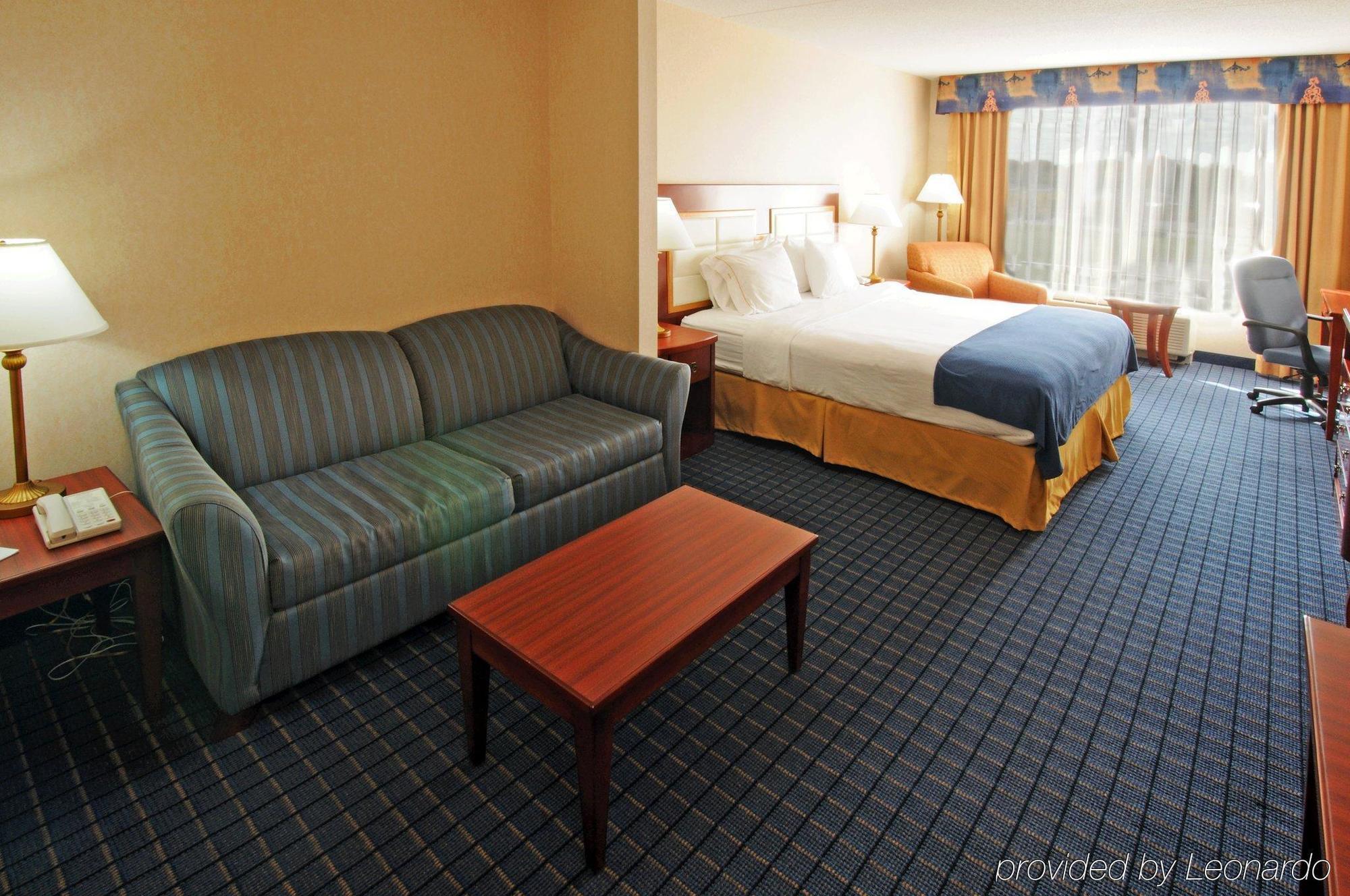 Holiday Inn Express & Suites - Belleville By Ihg Номер фото