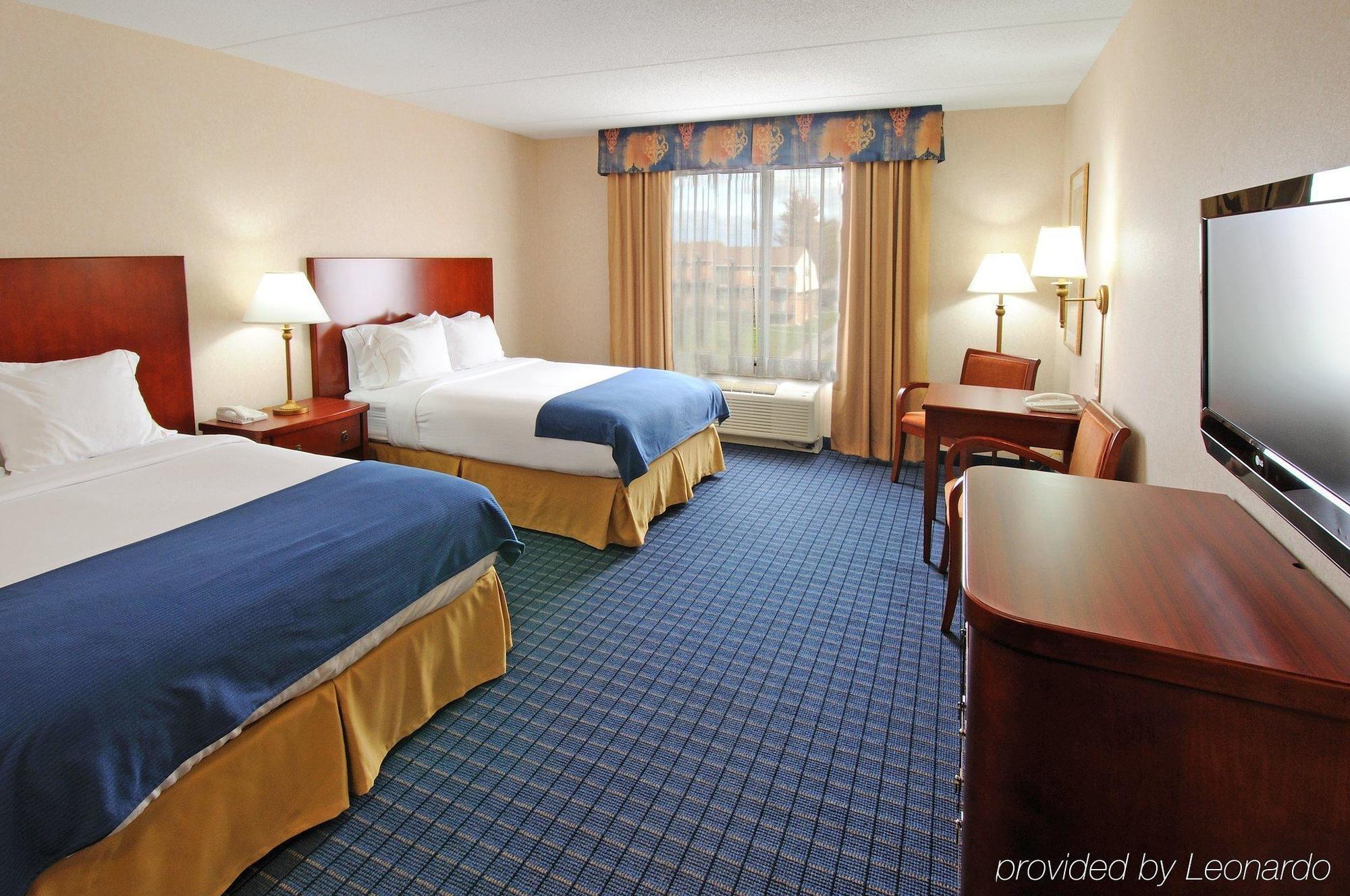 Holiday Inn Express & Suites - Belleville By Ihg Номер фото