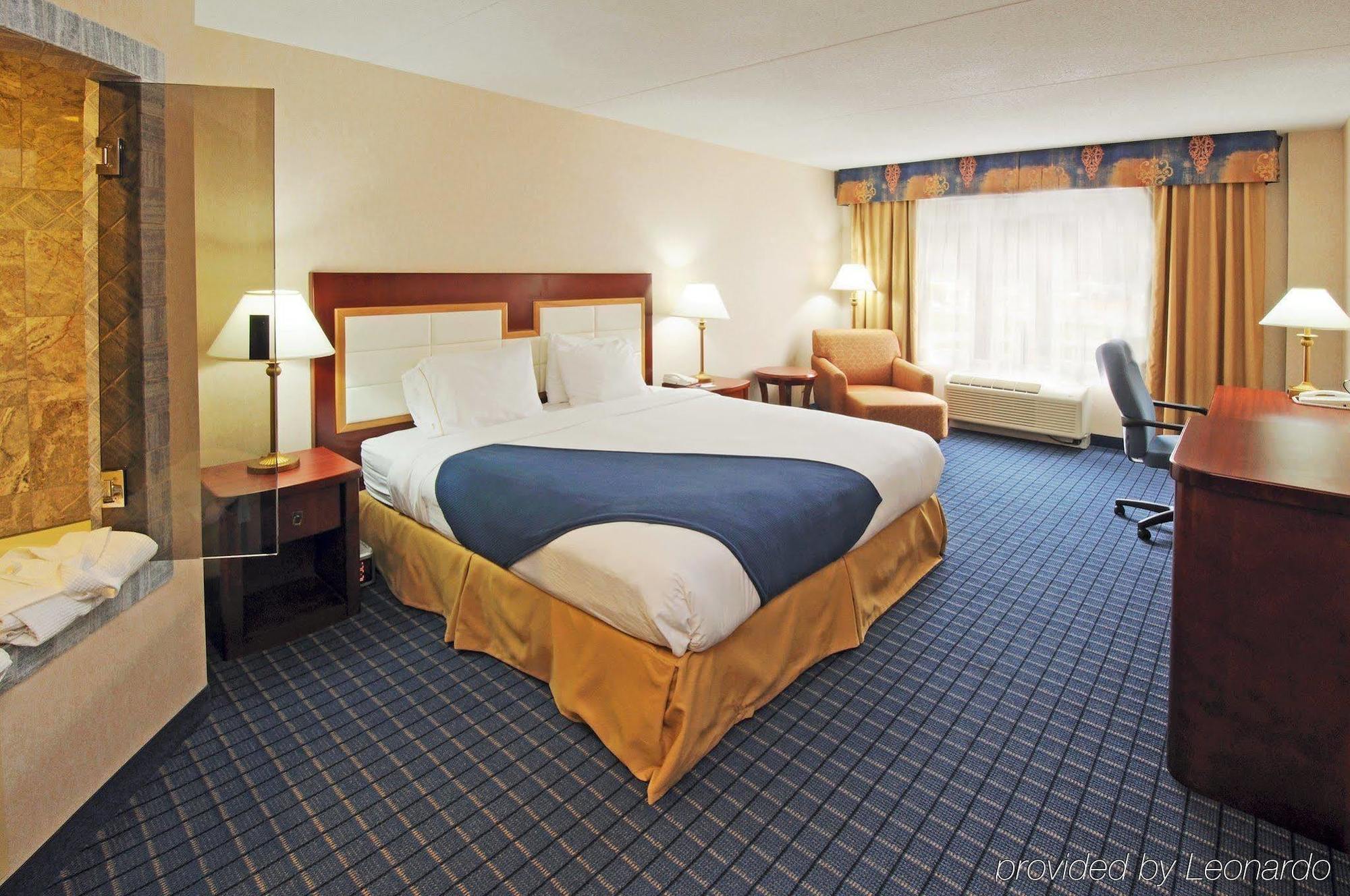 Holiday Inn Express & Suites - Belleville By Ihg Номер фото