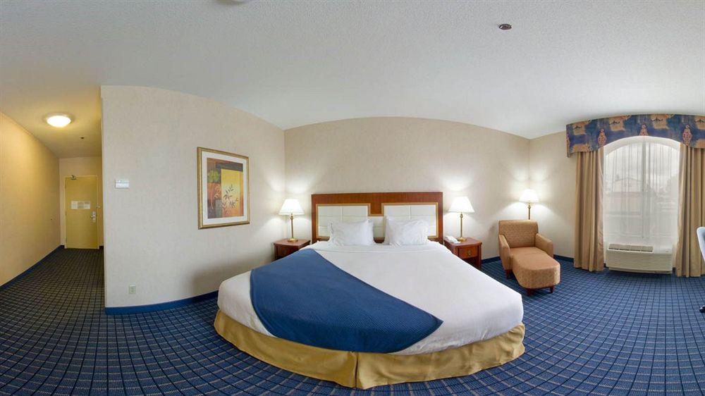 Holiday Inn Express & Suites - Belleville By Ihg Экстерьер фото