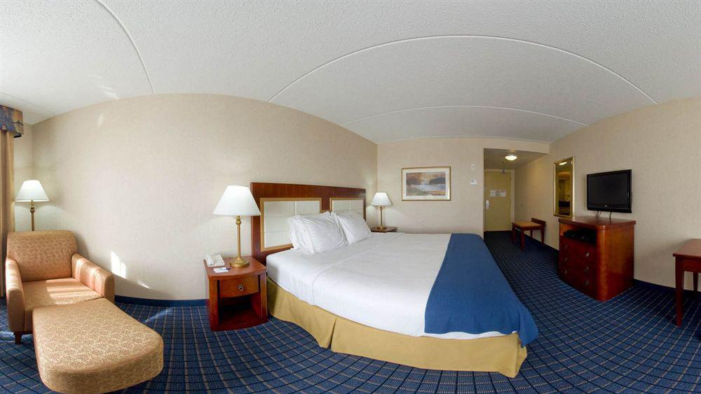 Holiday Inn Express & Suites - Belleville By Ihg Экстерьер фото